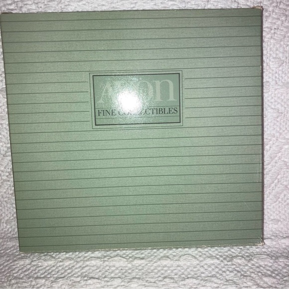 “Home for the holidays” 1988 Avon collectors plate for Christmas, 22k gold rim - Picture 5 of 6